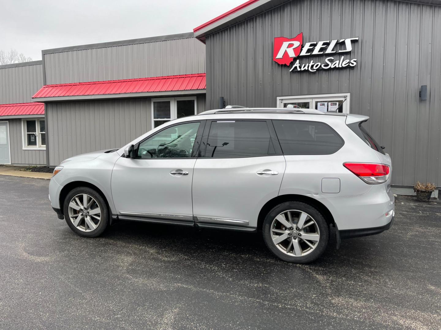 2013 Silver /Black Nissan Pathfinder Platinum 4WD (5N1AR2MM1DC) with an 3.5L V6 DOHC 24V engine, Automatic transmission, located at 547 E. Main St., Orwell, OH, 44076, (440) 437-5893, 41.535435, -80.847855 - Photo#12